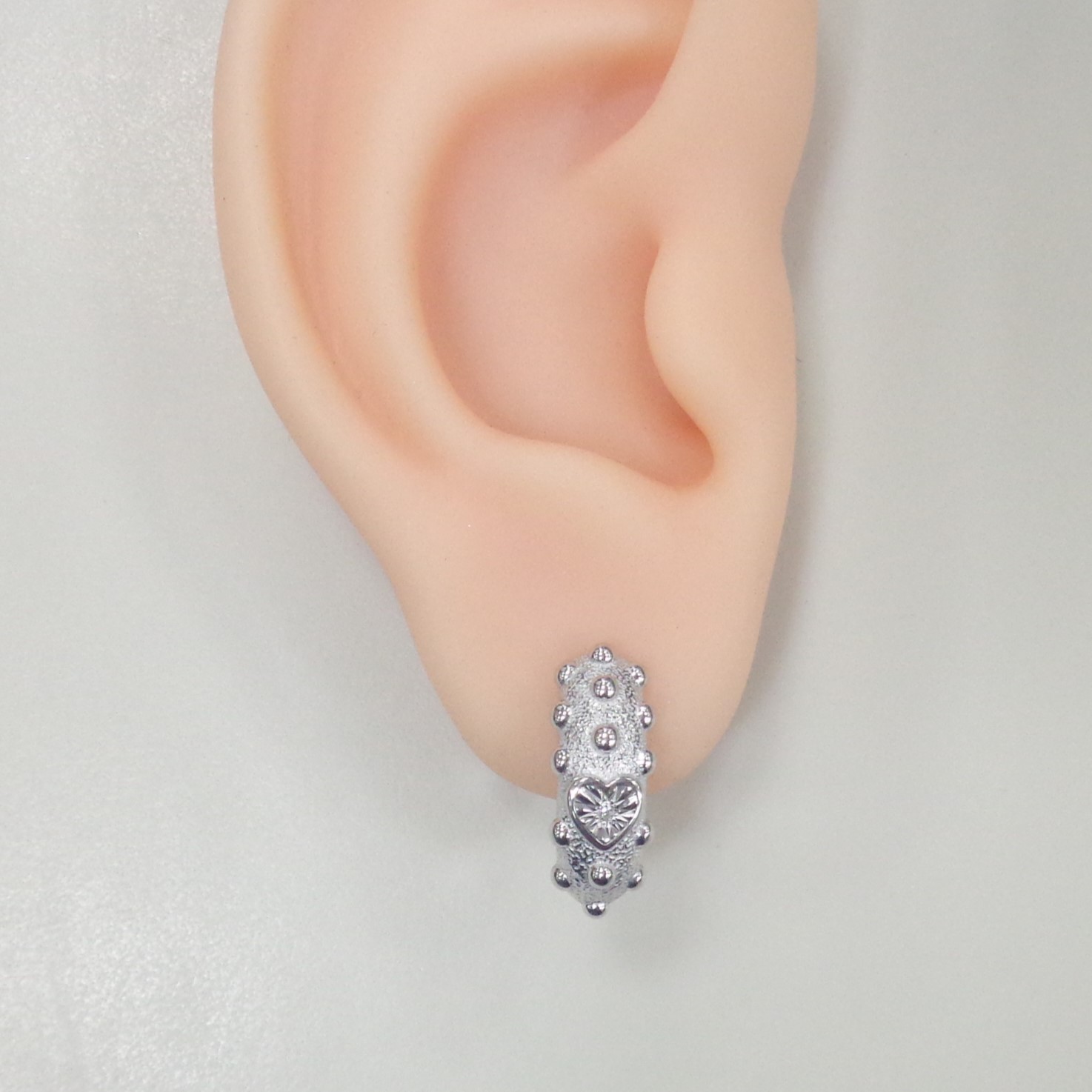 Серебряные серьги с бриллиантами "Сердца"